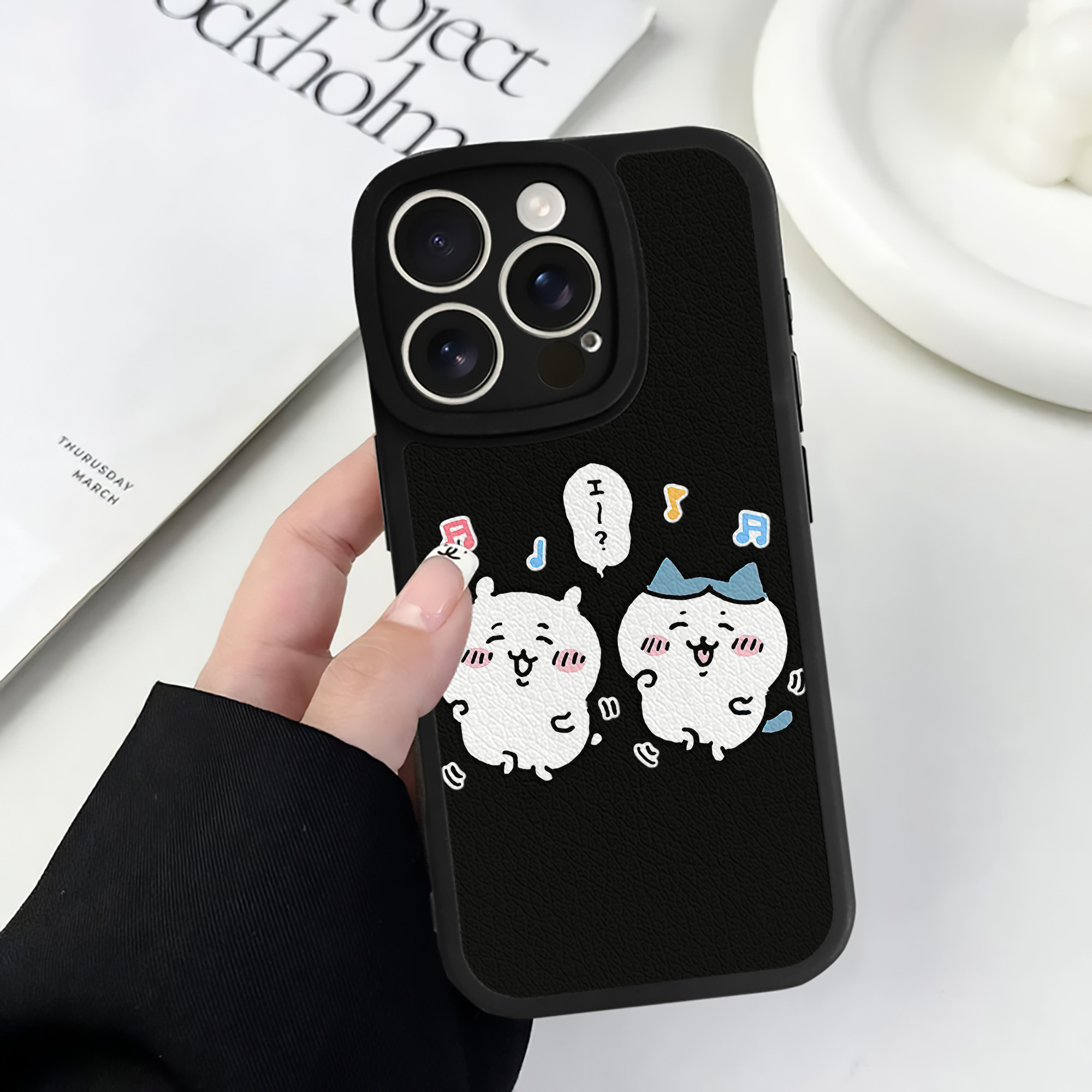（画像用） ちいかわ ハチワレ Chii-kawa hachiware 【iPhone 16シリーズ対応】シリコンスマホケース（レザー調） 材質：シリコン
